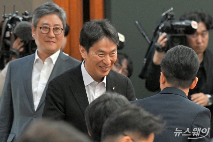 이복현 금융감독원장이 18일 오전 서울 여의도 금융투자협회에서 열린 '기업과 주주행동주의 상생·발전을 위한 간담회'에서 참석자와 인사하고 있다. 사진=이수길 기자 Leo2004@newsway.co.kr