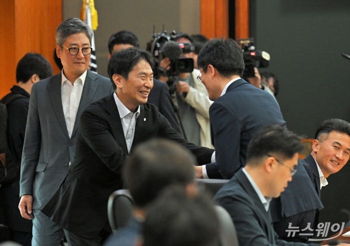 이복현 금융감독원장이 18일 오전 서울 여의도 금융투자협회에서 열린 '기업과 주주행동주의 상생·발전을 위한 간담회'에서 참석자와 인사하고 있다. 사진=이수길 기자 Leo2004@newsway.co.kr