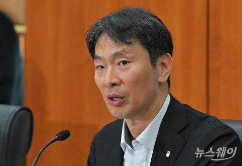 이복현 금감원장 "중동發 금융 충격 대비···부실자산 신속 정리해야"