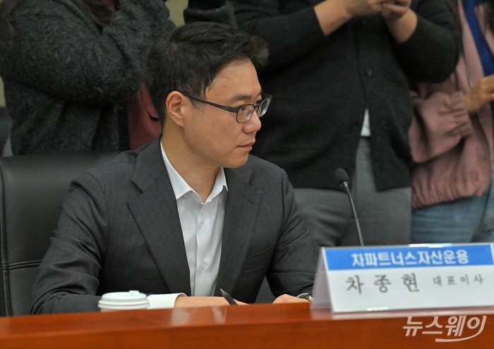 차종현 차파트너스자산운용 대표가 18일 오전 서울 여의도 금융투자협회에서 열린 '기업과 주주행동주의 상생·발전을 위한 간담회'에 참석해 이복현 금융감독원장의 발언을 경청하고 있다. 사진=이수길 기자 Leo2004@newsway.co.kr