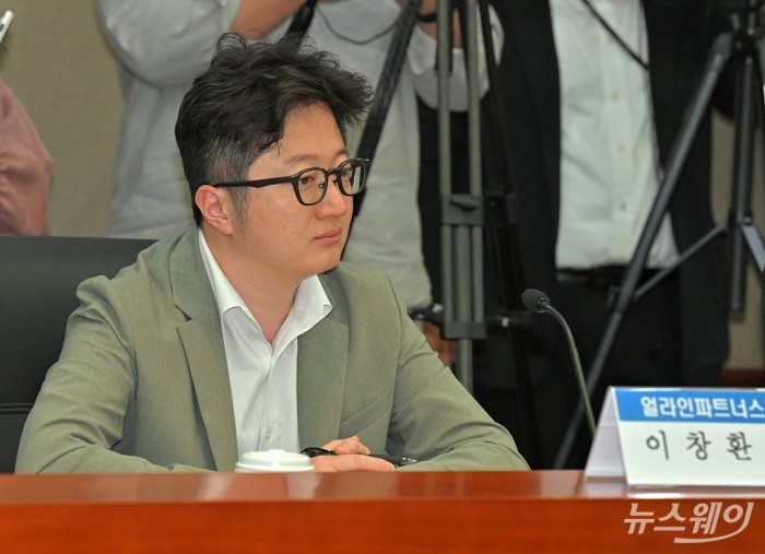 이창환 얼라인파트너스자산운용 대표가 18일 오전 서울 여의도 금융투자협회에서 열린 '기업과 주주행동주의 상생·발전을 위한 간담회'에 참석해 이복현 금융감독원장의 발언을 경청하고 있다. 사진=이수길 기자 Leo2004@newsway.co.kr