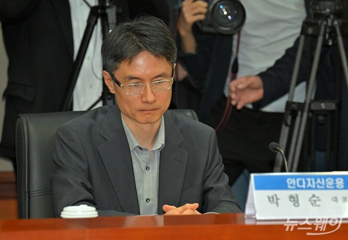 박형순 안다자산운용 대표가 18일 오전 서울 여의도 금융투자협회에서 열린 '기업과 주주행동주의 상생·발전을 위한 간담회'에 참석해 이복현 금융감독원장의 발언을 경청하고 있다. 사진=이수길 기자 Leo2004@newsway.co.kr