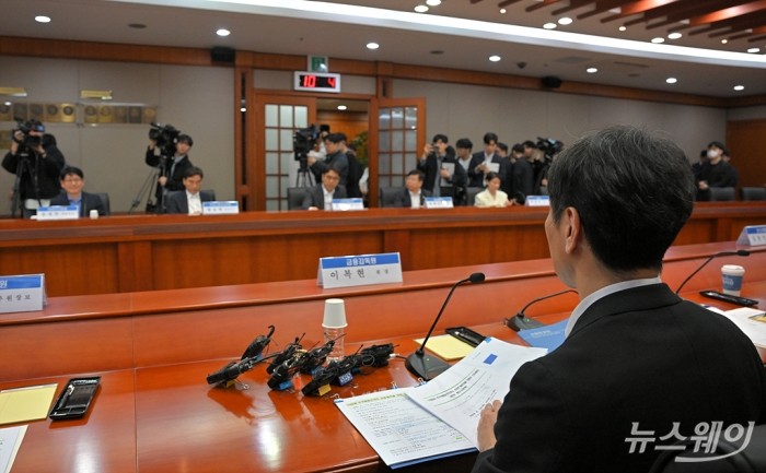 이복현 금융감독원장이 18일 오전 서울 여의도 금융투자협회에서 열린 '기업과 주주행동주의 상생·발전을 위한 간담회'에서 인사말을 하고 있다. 사진=이수길 기자 Leo2004@newsway.co.kr