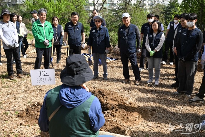 박일준 대한상공회의소 상근부회장과 임상섭 산림청 차장을 비롯한 대한상의 임직원들이 18일 오전 서울 양천구 온수공원 2지구에서 열린 'ERT 도시숲 나무심기'에서 산딸 나무를 심기 위해 관계자로부터 설명을 듣고 있다. 사진=강민석 기자 kms@newsway.co.kr