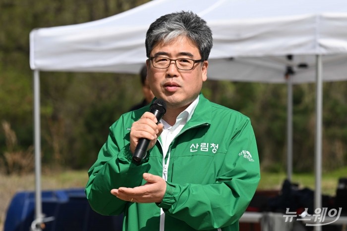 임상섭 산림청 차장이 18일 오전 서울 양천구 온수공원 2지구에서 열린 'ERT 도시숲 나무심기'에서 인사말을 하고 있다. 사진=강민석 기자 kms@newsway.co.kr