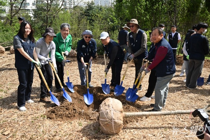 (오른쪽 세 번째)박일준 대한상공회의소 상근부회장과 (왼쪽 세 번째)임상섭 산림청 차장을 비롯한 대한상의 임직원이 18일 오전 서울 양천구 온수공원 2지구에서 열린 'ERT 도시숲 나무심기'에서 분에 산딸 나무를 심기 위해 삽을 떠고 있다. 사진=강민석 기자 kms@newsway.co.kr