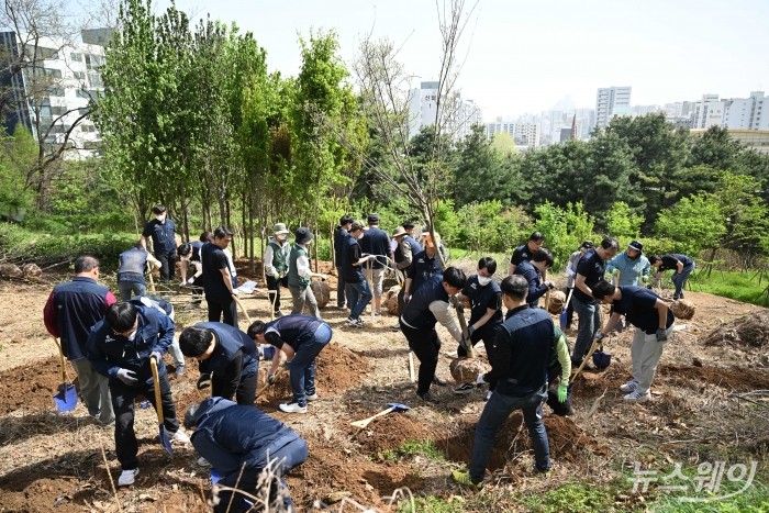 대한상공회의소 임직원들과 산림청 관계자들이 18일 오전 서울 양천구 온수공원 2지구에서 열린 'ERT 도시숲 나무심기'에서 산딸 나무를 심고 있다. 사진=강민석 기자 kms@newsway.co.kr
