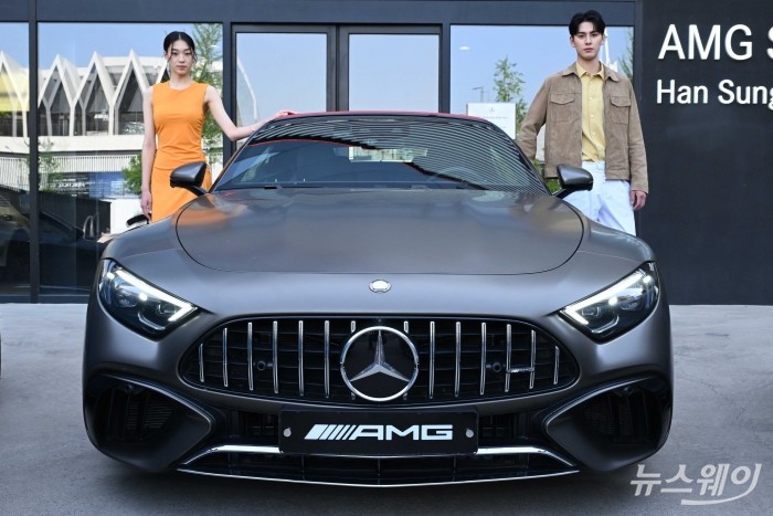 메르세데스-벤츠 코리아가 18일 오전 서울 강남구 AMG 서울 전시장에서 '메르세데스-AMG SL 63 4MATIC+ 마누팍투어' 신차량을 선보이고 있다. 사진=강민석 기자 kms@newsway.co.kr