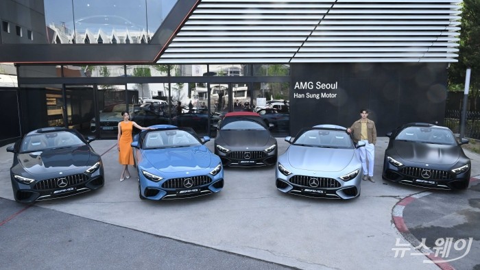 메르세데스-벤츠 코리아가 18일 오전 서울 강남구 AMG 서울 전시장에서 '메르세데스-AMG SL 63 4MATIC+ 마누팍투어' 신차량을 선보이고 있다. 사진=강민석 기자 kms@newsway.co.kr