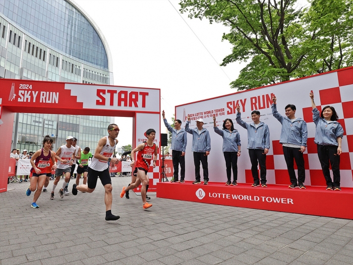 '스카이런(SKY RUN)'에서 참가자들이 대회 시작과 함께 힘차게 출발하고 있다. 사진=롯데물산 제공