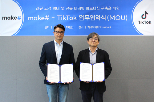 박중혁 틱톡코리아 한국 SMB 총괄(왼쪽)과 김상혁 커넥트웨이브 메이크샵 사업대표(오른쪽)가 이커머스 파트너십 업무협약을 체결한 뒤 기념촬영 하고 있다. 사진=커넥트웨이브 제공