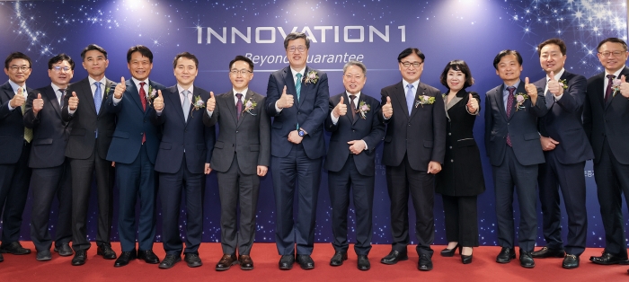 최원목 신용보증기금 이사장(왼쪽에서 일곱 번째)과 참석자들이 지난 19일 서울 마포구 프론트원에서 진행된 이노베이션1 론칭 행사에서 기념 촬영을 하고 있다. 사진=신용보증기금 제공