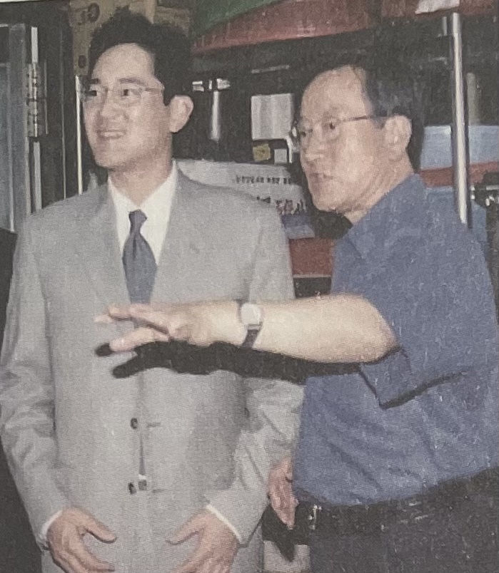 2003년 요셉의원을 찾은 이재용 당시 삼성전자 상무. 사진=위즈덤하우스 도서
