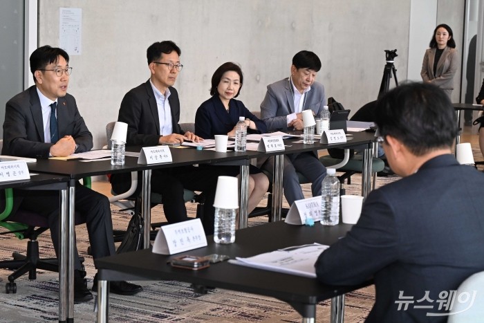 (왼쪽 첫 번째)이상목 아모레퍼시픽그룹 사장이 22일 오후 서울 용산구 아모레퍼시픽그룹 본사에서 열린 K-뷰티 수출 가속화 지원 현장 간담회에서 모두발언을 하고 있다. 사진=강민석 기자 kms@newsway.co.kr