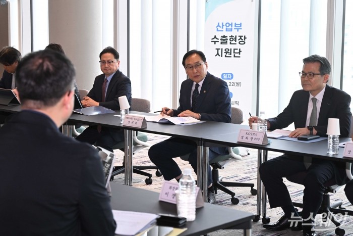 (오른쪽 두 번째)정인교 산업통상자원부 통상교섭본부장이 22일 오후 서울 용산구 아모레퍼시픽그룹 본사에서 열린 K-뷰티 수출 가속화 지원 현장 간담회에서 모두발언을 하고 있다. 사진=강민석 기자 kms@newsway.co.kr