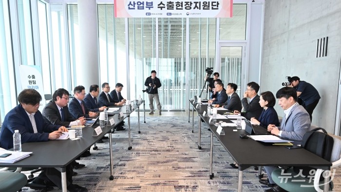 (왼쪽 앞 네 번째)정인교 산업통상자원부 통상교섭본부장이 22일 오후 서울 용산구 아모레퍼시픽그룹 본사에서 열린 K-뷰티 수출 가속화 지원 현장 간담회에서 모두발언을 하고 있다. 사진=강민석 기자 kms@newsway.co.kr