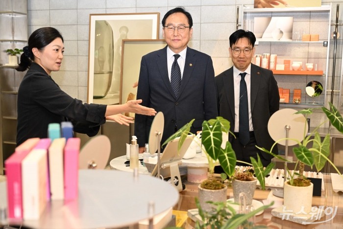 정인교 산업통상자원부 통상교섭본부장과 이상목 아모레퍼시픽그룹 사장이 22일 오후 서울 용산구 아모레퍼시픽그룹 본사에서 열린 K-뷰티 수출 가속화 지원 현장 간담회에 참석하기 앞서 사옥 매장을 둘러보고 있다. 사진=강민석 기자 kms@newsway.co.kr