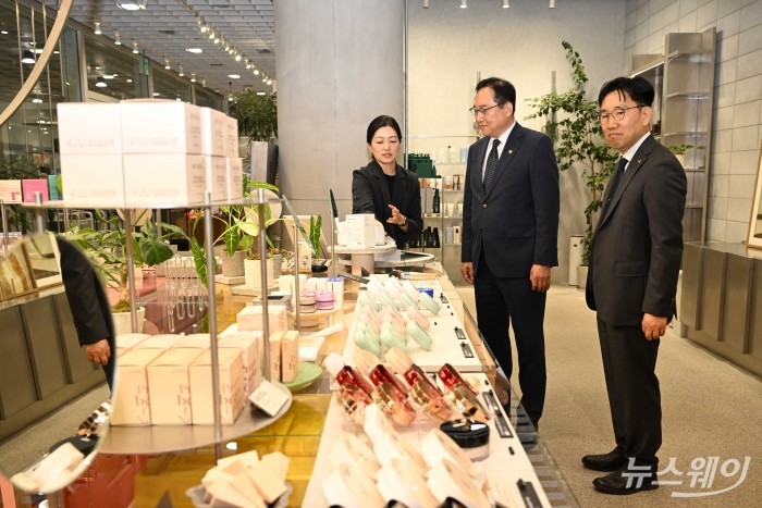 정인교 산업통상자원부 통상교섭본부장과 이상목 아모레퍼시픽그룹 사장이 22일 오후 서울 용산구 아모레퍼시픽그룹 본사에서 열린 K-뷰티 수출 가속화 지원 현장 간담회에 참석하기 앞서 사옥 매장을 둘러보고 있다. 사진=강민석 기자 kms@newsway.co.kr