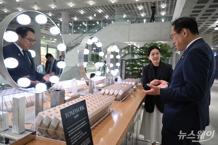 정인교 산업통상자원부 통상교섭본부장이 22일 오후 서울 용산구 아모레퍼시픽그룹 본사에서 열린 K-뷰티 수출 가속화 지원 현장 간담회에 참석하기 앞서 사옥 매장을 둘러보며 화장품을 체험하고 있다. 사진=강민석 기자 kms@newsway.co.kr