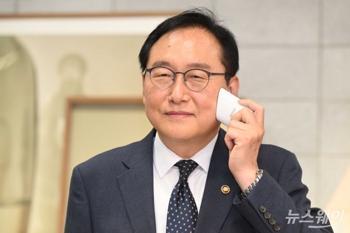 정인교 산업통상자원부 통상교섭본부장이 22일 오후 서울 용산구 아모레퍼시픽그룹 본사에서 열린 K-뷰티 수출 가속화 지원 현장 간담회에 참석하기 앞서 사옥 매장을 둘러보며 화장품을 체험하고 있다. 사진=강민석 기자 kms@newsway.co.kr