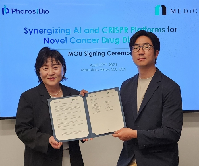 한혜정 파로스아이바이오 미국 법인 대표(좌)와 한규호 메딕 라이프 사이언스 대표(우). 사진=파로스아이바이오 제공