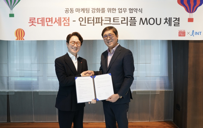 김주남 롯데면세점 대표이사(왼쪽)와 최휘영 인터파크트리플 대표이사(오른쪽)가 22일 서울 중구 롯데면세점 명동본점 스타라운지에서 '공동마케팅 강화를 위한 업무 협약'을 맺고 기념사진을 촬영하고 있다. 사진=롯데면세점 제공