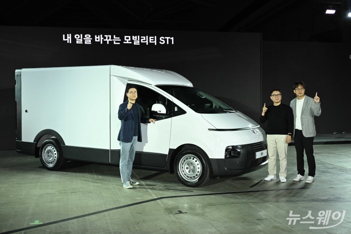 정유석 현대자동차 부사장을 비롯한 임원들이 23일 오전 인천 연수구 송도컨벤시아에서 열린 ST1 출시행사에서 기념촬영을 하고 있다. 사진=강민석 기자 kms@newsway.co.kr