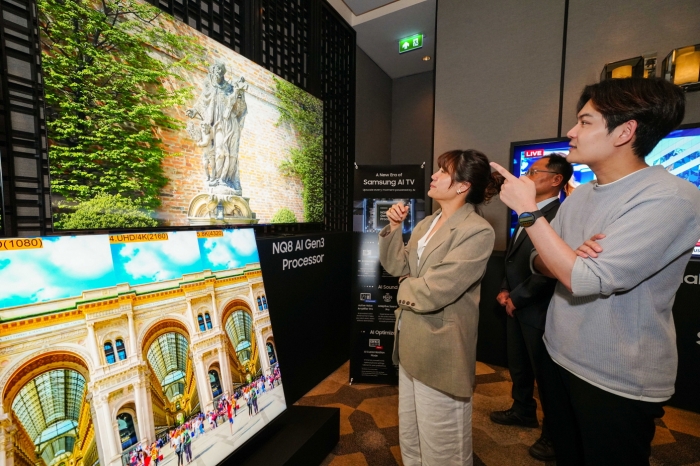 태국 방콕 '2024 동남아 테크세미나'에서 참석자들이 삼성전자 2024년형 Neo QLED 8K 신제품을 살펴보고 있다. 사진=삼성전자 제공