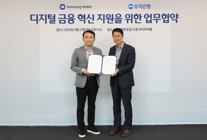 우리은행 김범석 국내영업부문장(오른쪽)과 삼성전자 MX사업부 디지털월렛팀장 채원철 부사장이 23일 업무협약 후 기념촬영을 하고 있다. 사진=우리은행 제공