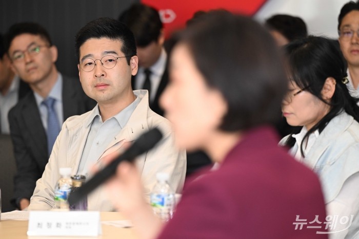 김동호 KCD 대표이사가 25일 오전 서울 중구 11번가 본사에서 열린 제4차 소상공인 우문현답 정책협의회에서 오영주 중소벤처기업부 장관의 모두발언을 경청하고 있다. 사진=강민석 기자 kms@newsway.co.kr