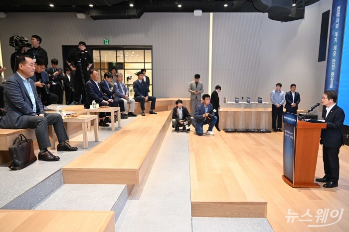 이정식 고용노동부 장관이 25일 오후 서울 강남구 Kia360에서 열린 현대자동차·기아 원·하청 상생협약식에서 인사말을 하고 있다. 사진=강민석 기자 kms@newsway.co.kr