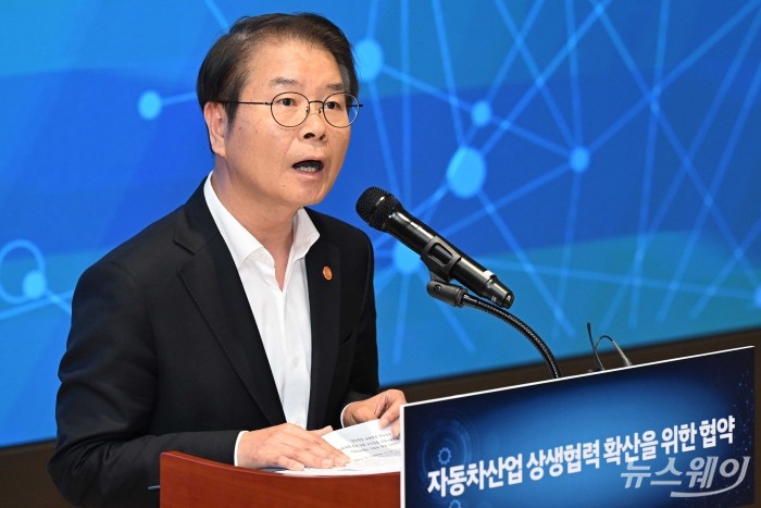 이정식 고용노동부 장관이 25일 오후 서울 강남구 Kia360에서 열린 현대자동차·기아 원·하청 상생협약식에서 인사말을 하고 있다. 사진=강민석 기자 kms@newsway.co.kr