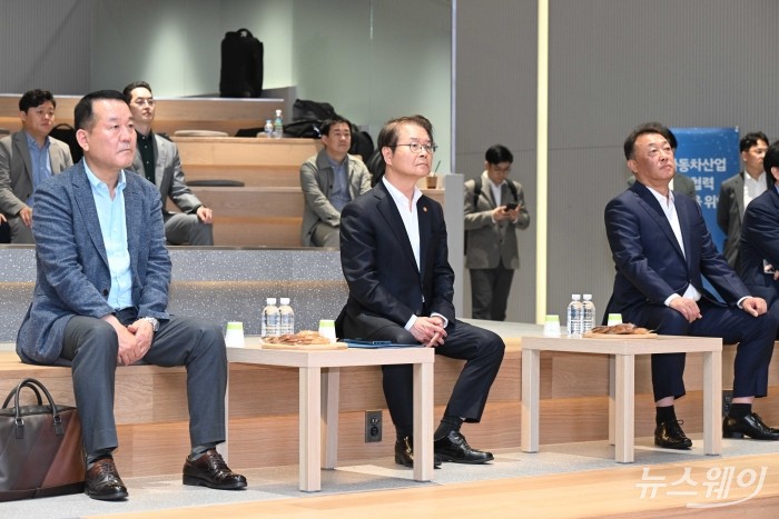 이정식 고용노동부 장관을 비롯한 내빈들이 25일 오후 서울 강남구 Kia360에서 열린 현대자동차·기아 원·하청 상생협약식에 참석해 자리하고 있다. (오른쪽부터)최준영 기아 대표이사, 이 노동부 장관, 이동석 현대자동차 대표이사. 사진=강민석 기자 kms@newsway.co.kr