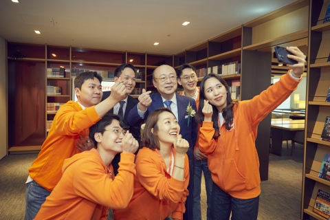 김승연 회장, 한화생명 찾아 임직원 격려···"혁신으로 일류 기업 도약"