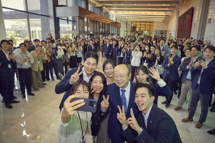 지난 25일 서울 여의도 63빌딩에 위치한 한화생명 본사에서 한화 금융계열사 임직원 200여 명이 김승연 회장을_환송하고 있다. 사진=한화그룹 제공