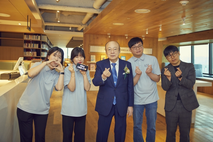김승연 한화그룹 회장이 25일 서울 여의도 63빌딩에 위치한 한화생명 본사를 방문해 사내카페 청각장애 바리스타 직원과 기념촬영을_하고 있다. 사진=한화그룹 제공