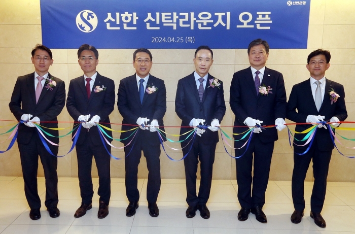 지난25일 서울시 중구 세종대로 소재 대한상공회의소 9층에서 진행된 '신한 신탁라운지' 오픈식에서 신한은행 정용욱 영업추진4(WM)그룹장(오른쪽 두번째), 박의식 자산관리솔루션그룹장(오른쪽 네번째) 및 관계자들과 고객이 함께 테이프 커팅하는 모습. 사진=신한은행 제공