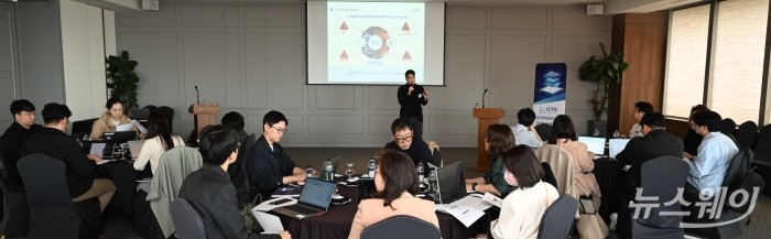 이정원 아이씨티케이(ICTK) 대표가 26일 오전 서울 여의도 CCMM빌딩에서 열린 'ICTK' IPO 기자간담회에서 발표를 하고 있다. 사진=강민석 기자 kms@newsway.co.kr