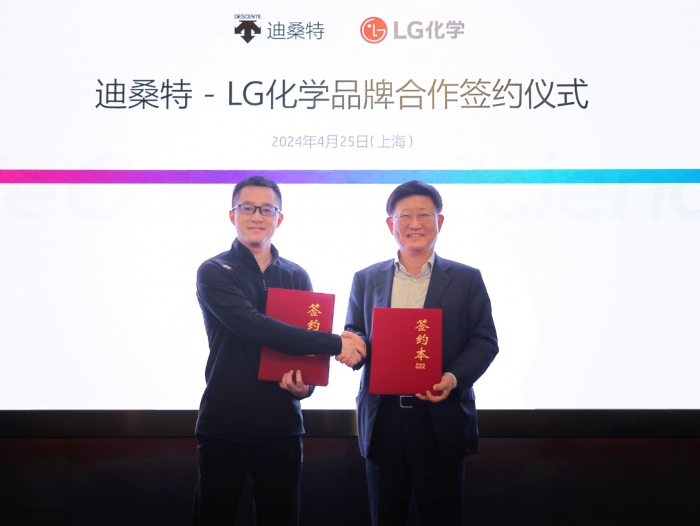 노국래(오른쪽) LG화학 석유화학본부장과 중국 데상트 왕유성 부사장이 25일 중국 상해 차이나플라스 행사장에서 데상트와 '친환경 브랜드 공동 마케팅' 업무협약을 체결한 뒤 기념촬영을 하고있다. 사진=LG화학 제공
