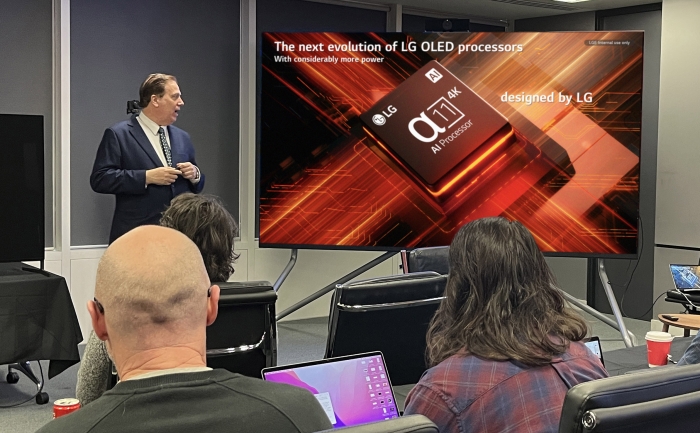 LG전자의 공감지능(AI) TV 'LG 올레드 에보(evo)'가 글로벌 유력 매체로부터 연이어 호평 받았다. 사진은 해외 법인에서 전문가를 대상으로 AI 화질/음질 엔진 '알파11 AI 프로세서'에 대해 설명하는 모습이다. 사진=LG전자 제공