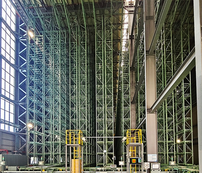 스태커 크레인(Stacker Crane)을 통해 셀(Cell)에 자재를 자동으로 저장하는 대형 입체선반. 사진=포스코DX 제공