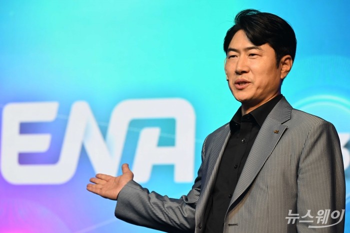 김호상 스카이라이프 TV 대표가 29일 오전 서울 중구 노보텔 앰배서더 동대문 호텔에서 열린 KT그룹 콘텐츠 산업 기자간담회에서 발표를 하고 있다. 사진=강민석 기자 kms@newsway.co.kr
