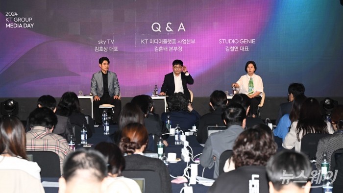 (왼쪽부터)김호상 스카이라이프 TV 대표, 김훈배 KT 미디어플랫폼 사업본부장 전무, 김철연 스튜디오지니 대표가 29일 오전 서울 중구 노보텔 앰배서더 동대문 호텔에서 열린 KT그룹 콘텐츠 산업 기자간담회에서 취재진의 질문을 경청하고 있다. 사진=강민석 기자 kms@newsway.co.kr