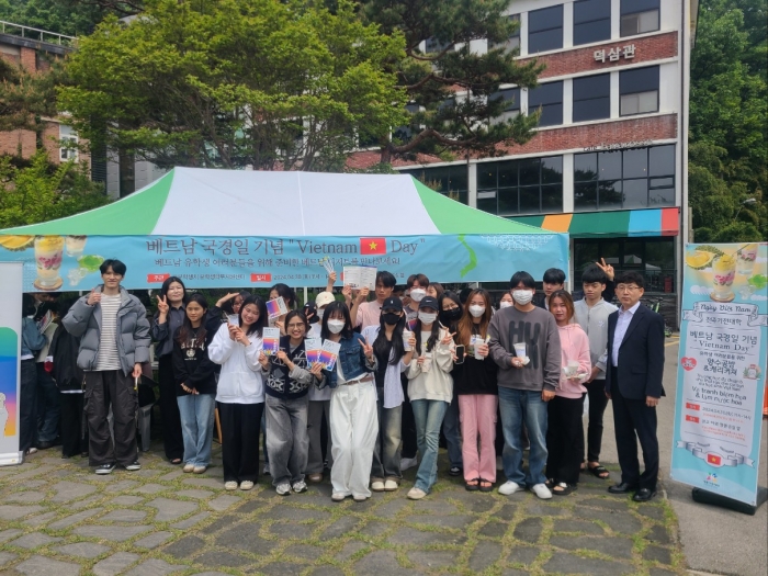 전주기전대학이 재학 중인 베트남 유학생들을 위해 '베트남의 날'기념 행사를 진행한 뒤 기념촬영하고 있다.