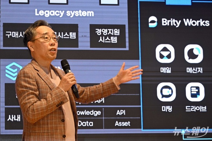 황성우 삼성SDS 대표이사가 2일 오전 서울 송파구 삼성SDS 타워에서 열린 '삼성SDS 생성형 Gen AI 미디어데이'에서 '환영사 겸 Gen AI 전략·사업방향' 주제로 발표를 하고 있다. 사진=강민석 기자 kms@newsway.co.kr