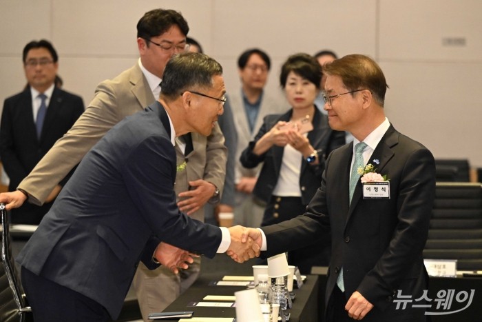 (오른쪽)이정식 고용노동부 장관과 김광수 포스코피알케이 대표이사가 2일 오후 서울 여의도 FKI타워에서 열린 대중소상생 아카데미 신규 운영기관 협약식에서 악수를 하고 있다. 사진=강민석 기자 kms@newsway.co.kr