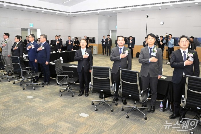(왼쪽 다섯번째)이정식 고용노동부 장관을 비롯한 내빈들이 2일 오후 서울 여의도 FKI타워에서 열린 대중소상생 아카데미 신규 운영기관 협약식에서 국민의례를 하고 있다. (왼쪽부터)김진국 선진기업 대표이사, 장혁진 HD현대중공업 전무, 김광수 포스코피알케이 대표이사, 양병호 포스코 부사장, 이 장관, 김규봉 HMM오션서비스 대표이사, 김홍대 웨스턴쉽핑코포레이션 대표이사, 서관희 SK에너지 부사장, 홍대성 제이콘 대표이사. 사진=강민석 기자 kms@newsway.co.kr
