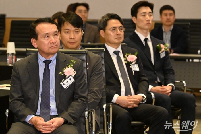 (왼쪽부터)김규봉 HMM오션서비스 대표이사, 김홍대 웨스턴쉽핑코포레이션 대표이사, 서관희 SK에너지 부사장, 홍대성 제이콘 대표이사가 2일 오후 서울 여의도 FKI타워에서 열린 대중소상생 아카데미 신규 운영기관 협약식에 참석해 자리하고 있다. 사진=강민석 기자 kms@newsway.co.kr