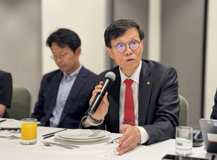 '제 57회 ADB 연차총회' 참석차 조지아 트빌리시를 방문한 이창용 한국은행 총재가 3일(현지시간) 열린 기자간담회에서 발언하고 있다. 사진=한국은행 제공