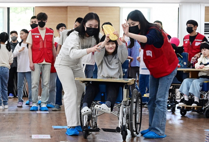 LG전자 임직원들이 지난 2일 서울시 강동구에 위치한 암사재활원에서 열린 '오늘은 어린이날' 행사에서 장애 아동 및 청소년들과 함께 작은 운동회에 참여하고 있다. LG전자는 지난 2014년부터 10년째 암사재활원과 인연을 이어오고 있다. 사진=LG전자 제공